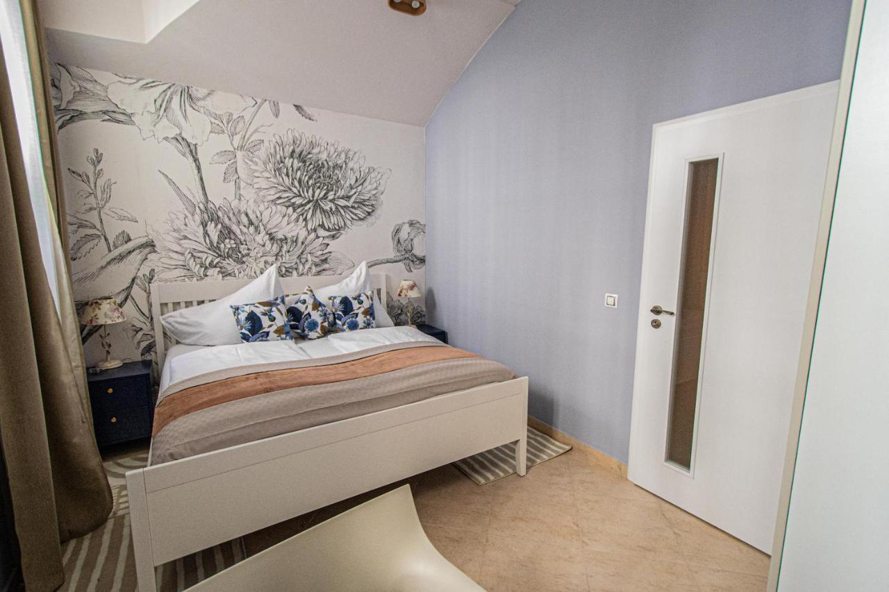 Modern And Spacious Apartments In City Center Прага Экстерьер фото