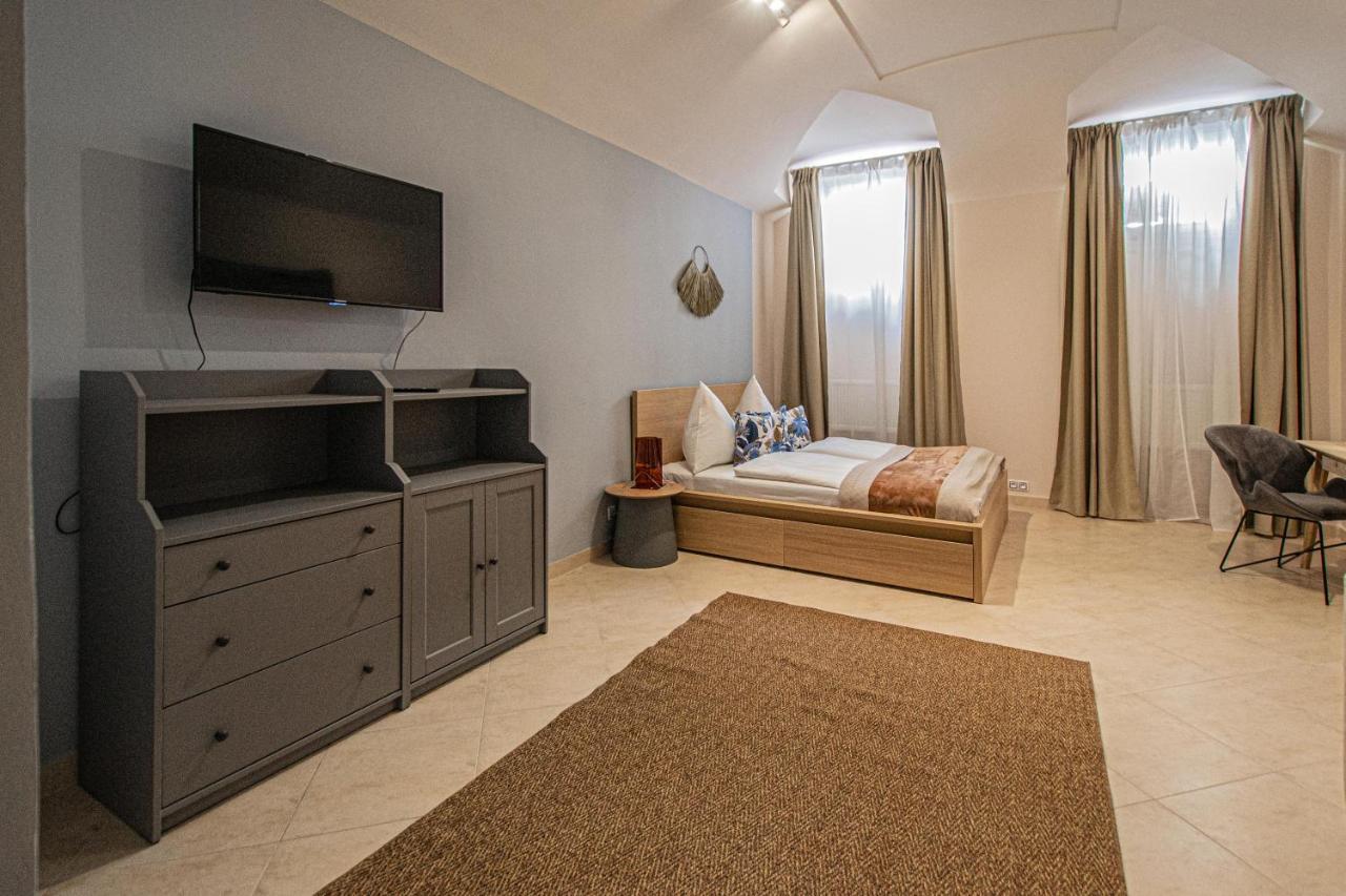 Modern And Spacious Apartments In City Center Прага Экстерьер фото