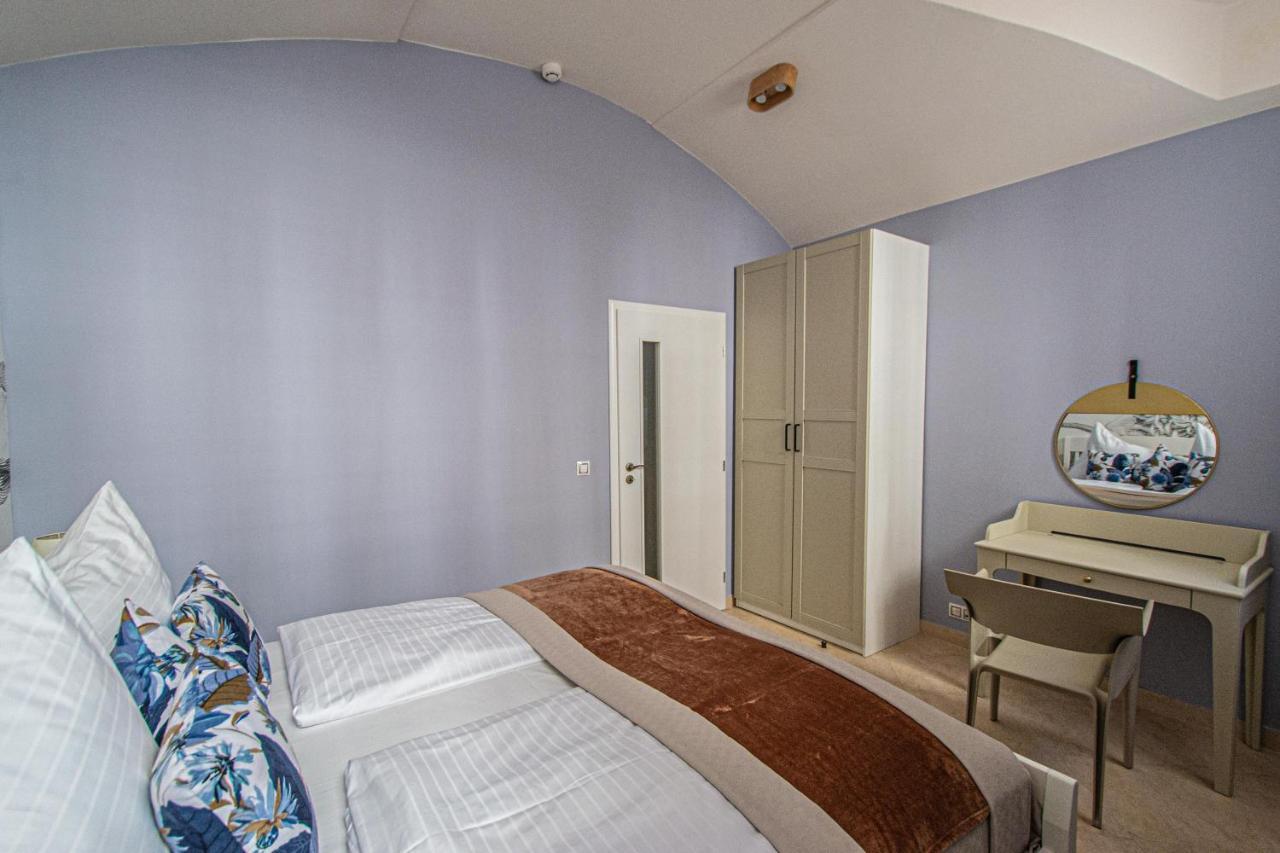 Modern And Spacious Apartments In City Center Прага Экстерьер фото