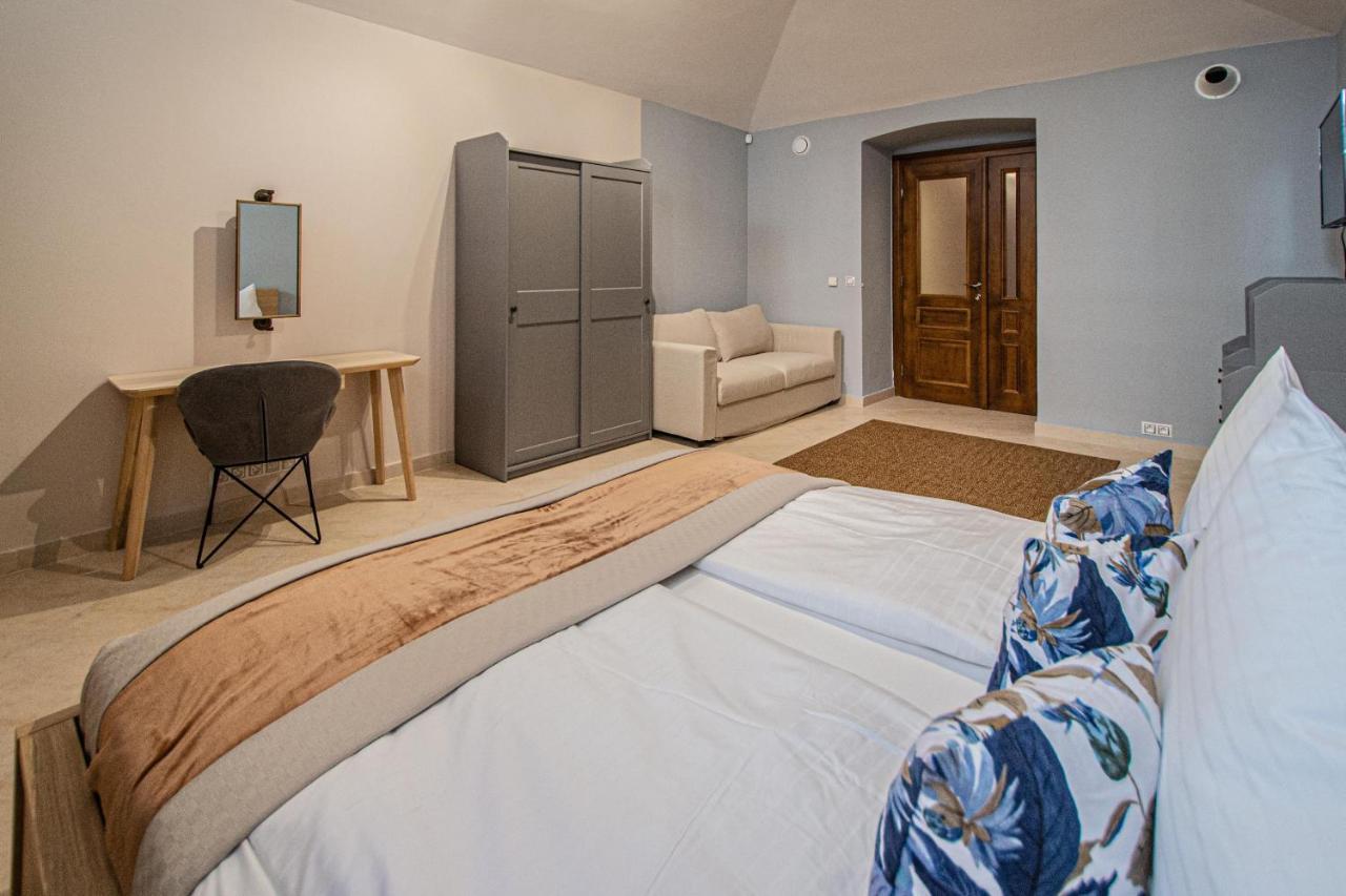 Modern And Spacious Apartments In City Center Прага Экстерьер фото