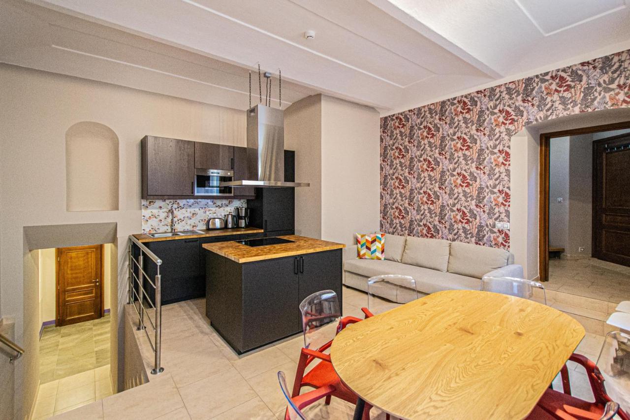 Modern And Spacious Apartments In City Center Прага Экстерьер фото