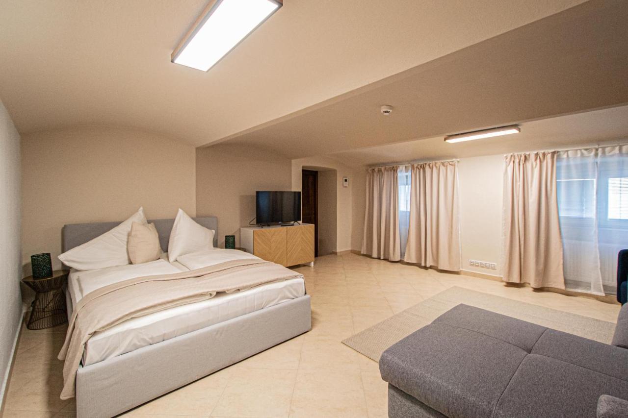 Modern And Spacious Apartments In City Center Прага Экстерьер фото