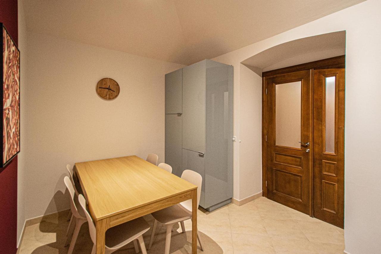 Modern And Spacious Apartments In City Center Прага Экстерьер фото